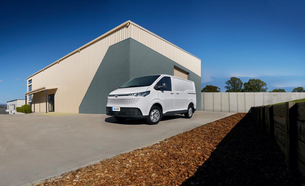 Deliver 7 front three-quarter white warehouse