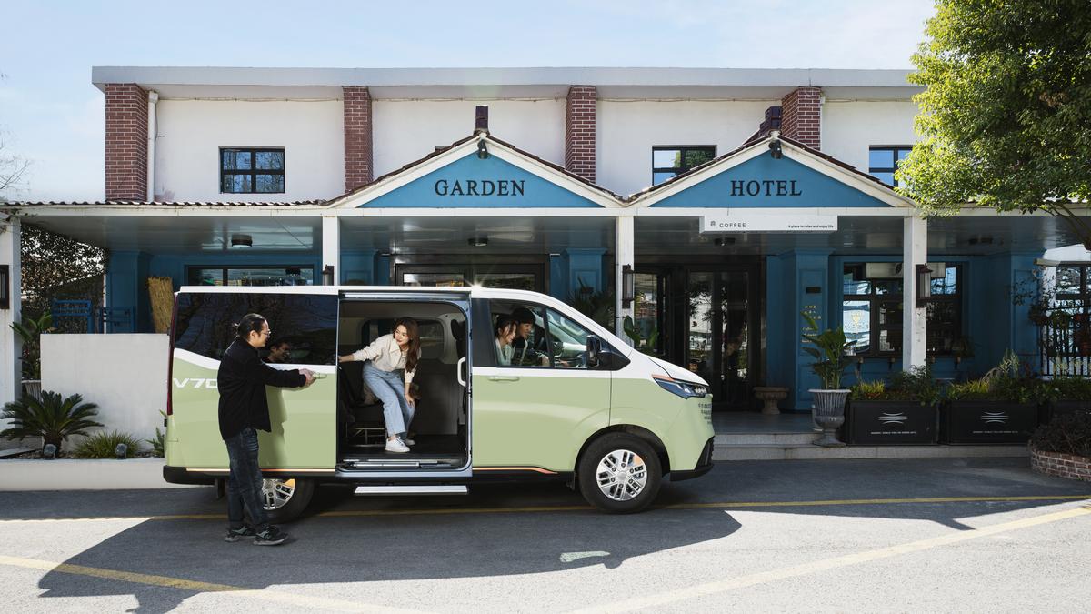 Deliver 7 side profile green hotel