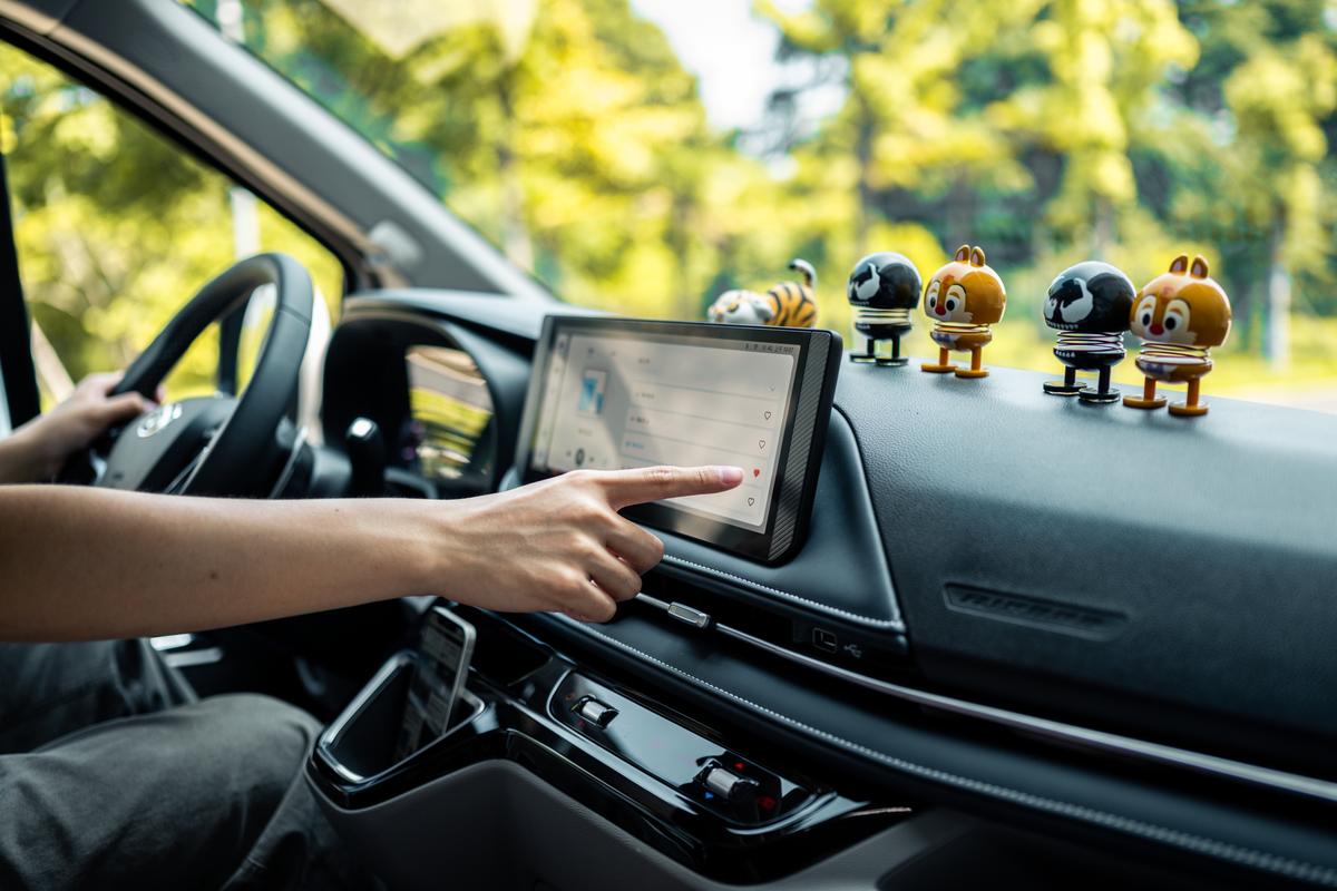 Deliver 7 infotainment touchscreen