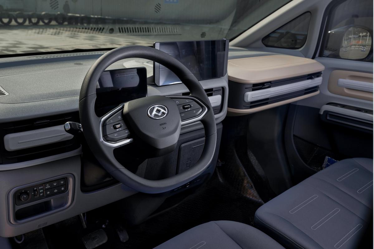 eDeliver 5 dashboard steering wheel