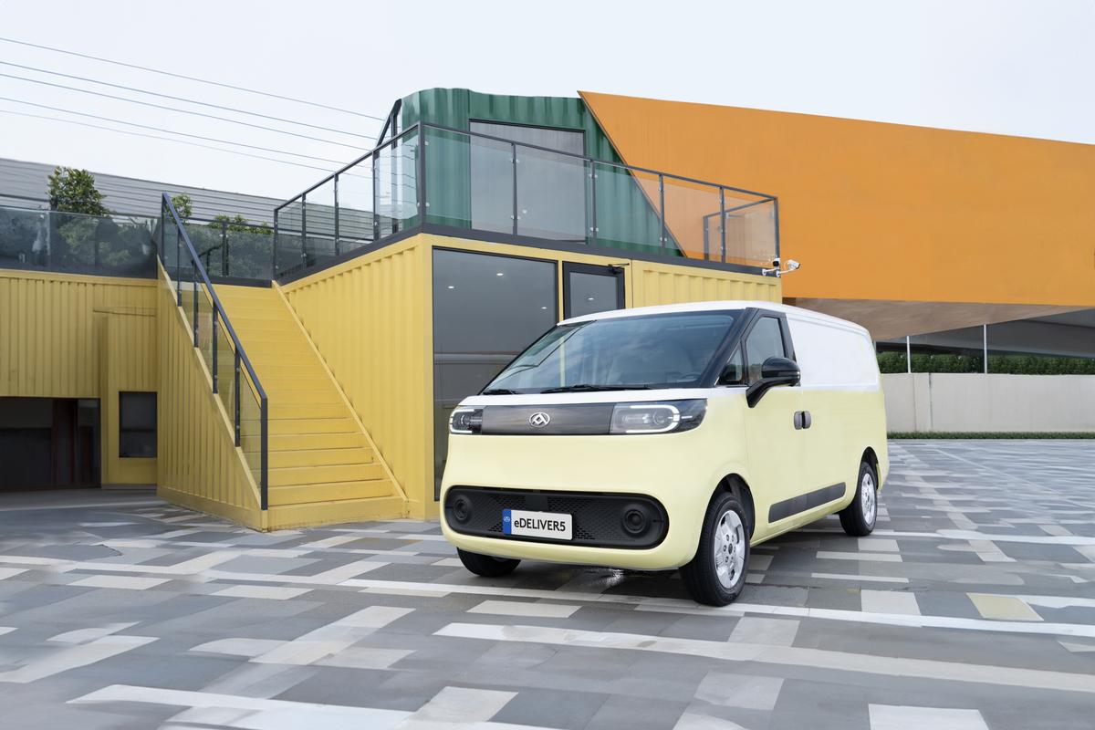eDeliver 5 front three-quarter yellow urban