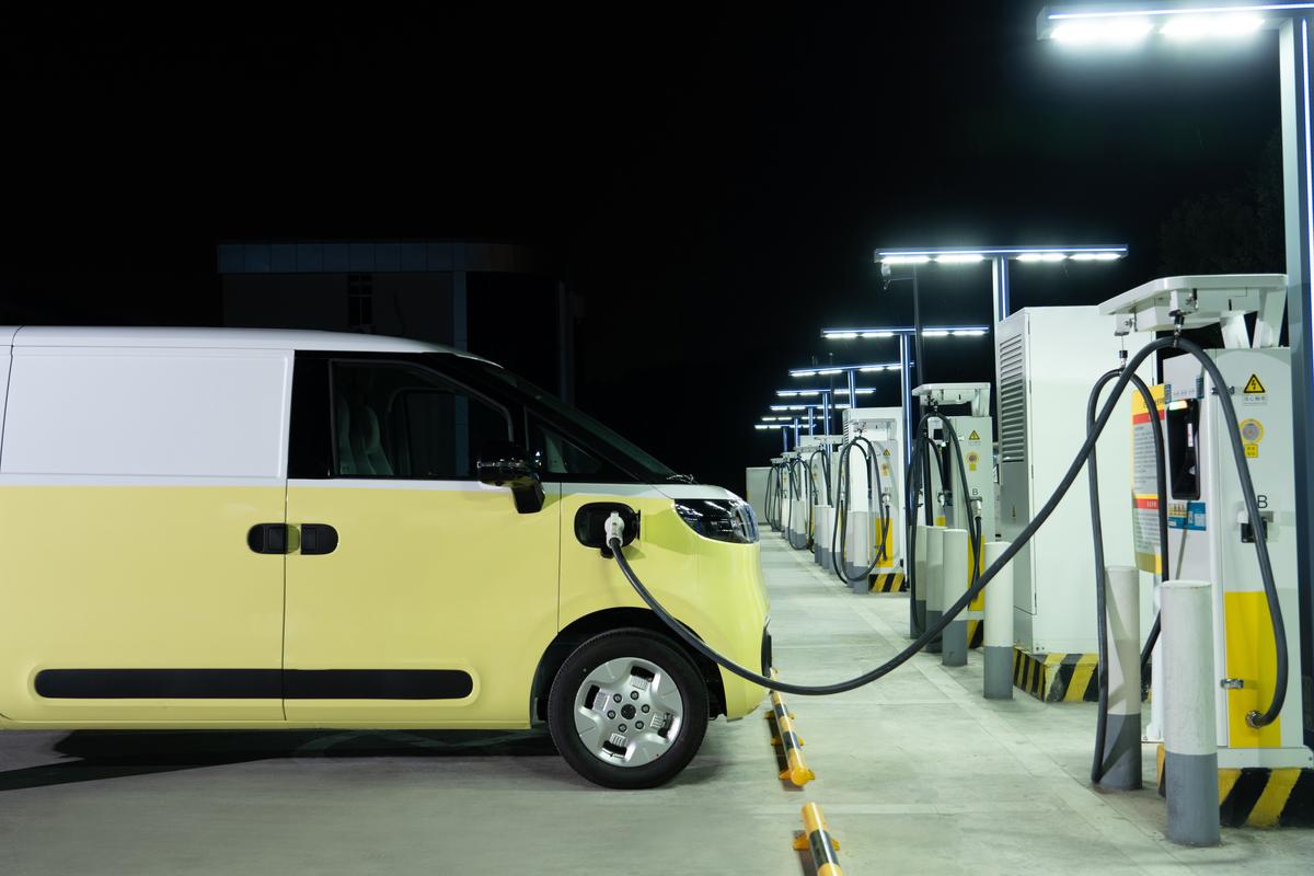 eDeliver 5 charging at station night