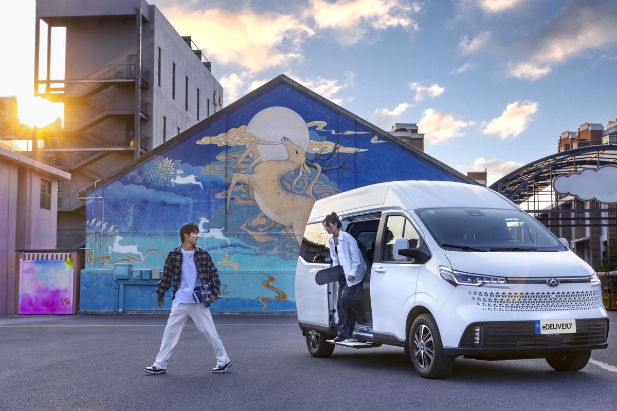 eDeliver 7 front three-quarter mural