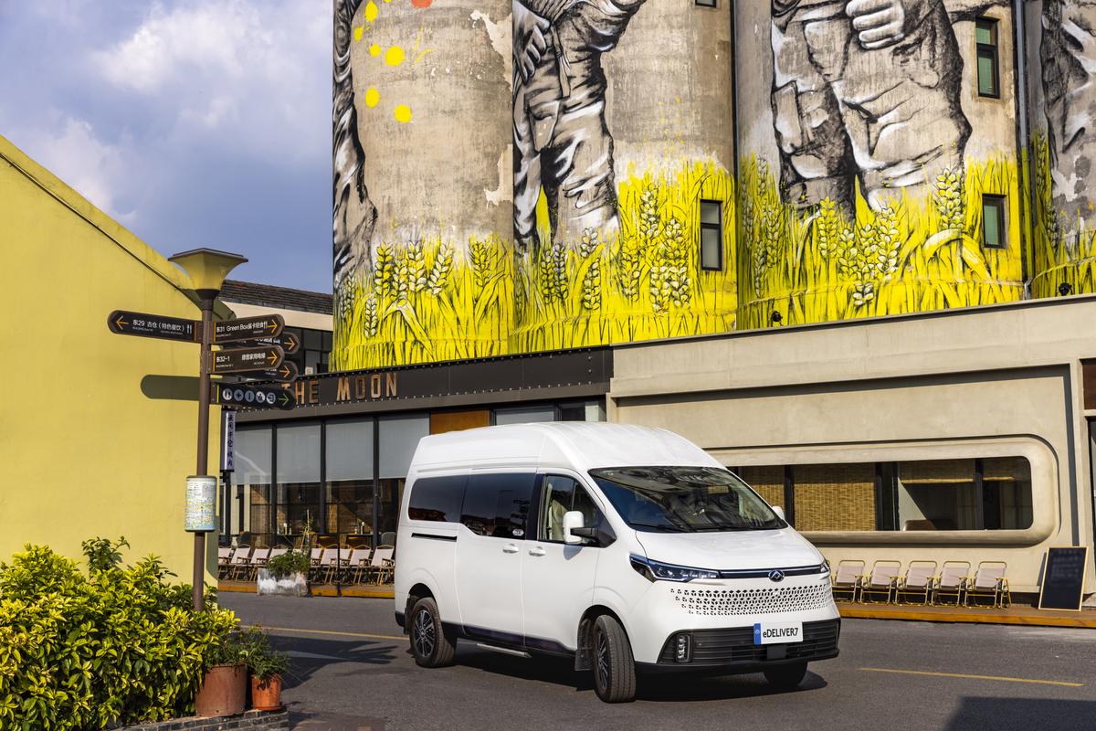 eDeliver 7 front three-quarter high roof