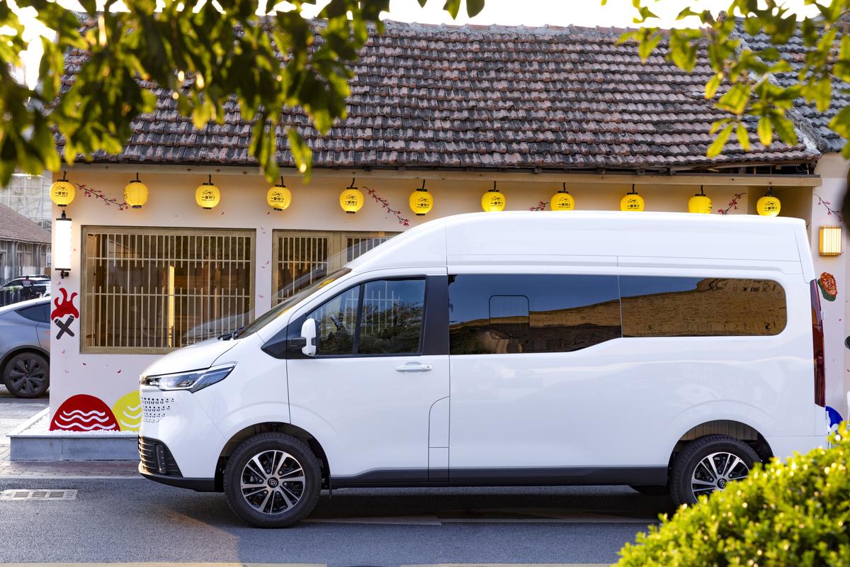 eDeliver 7 side profile charming street