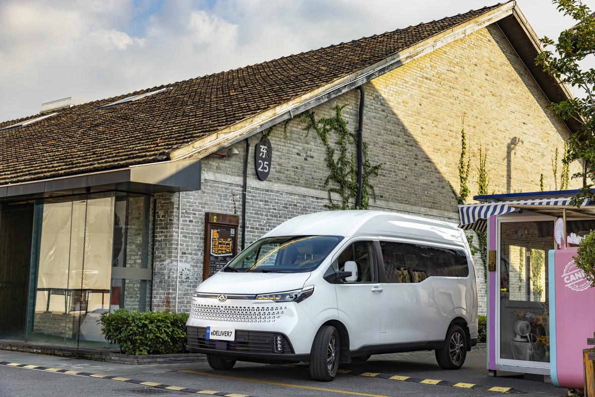 eDeliver 7 front three-quarter village