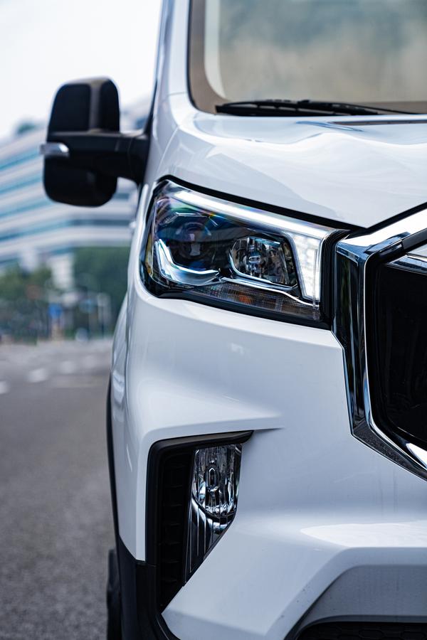 eDeliver 9 headlight close-up