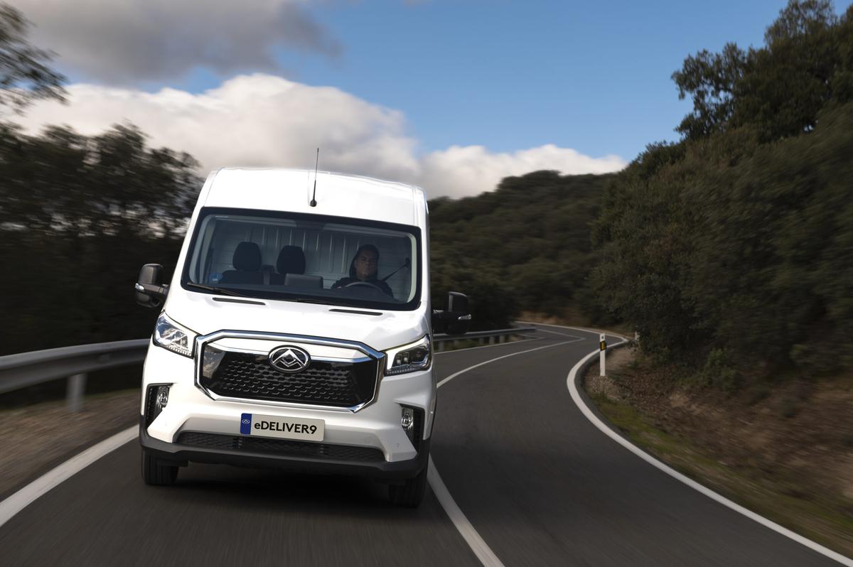 eDeliver 9 front view action road