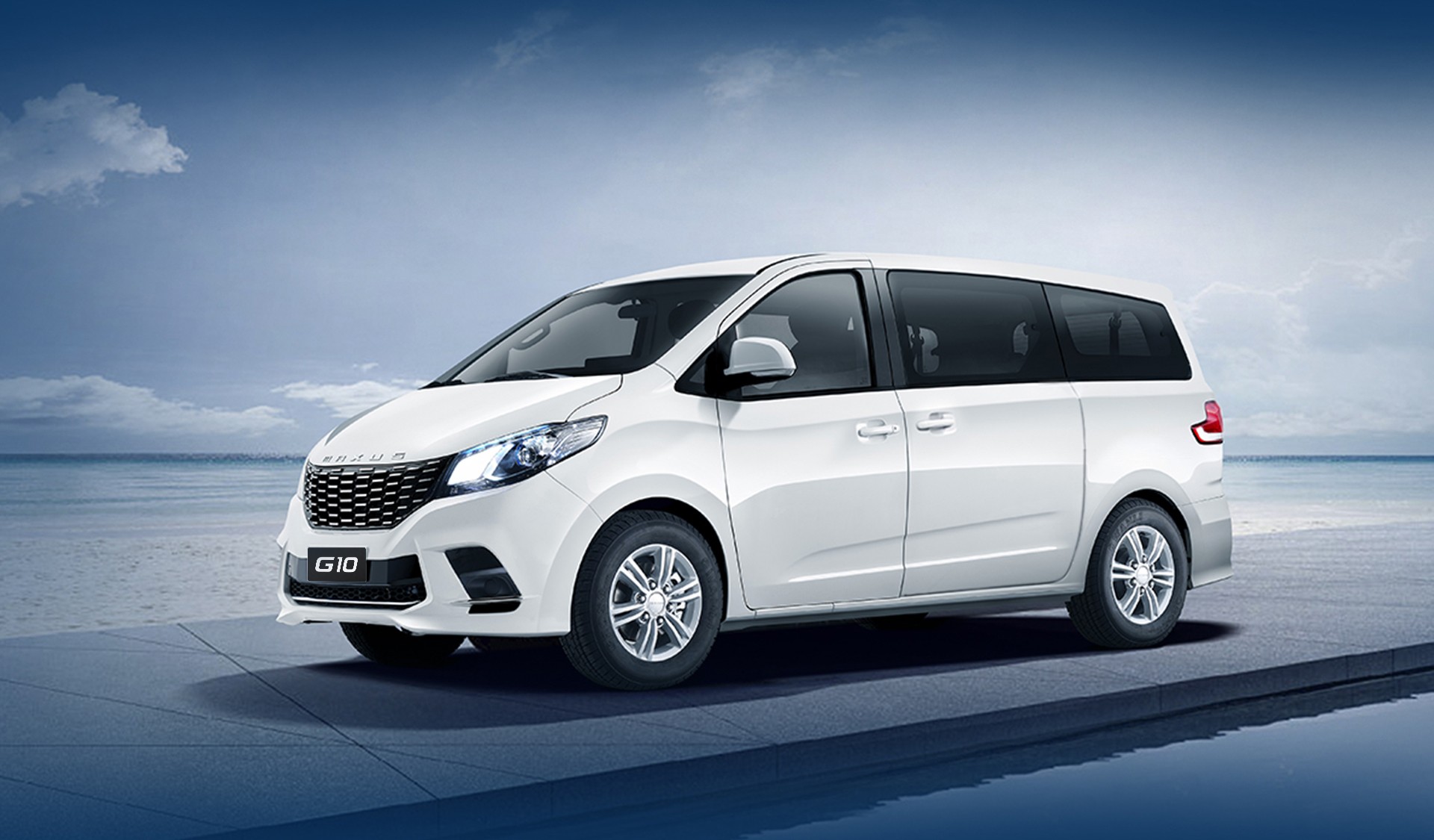 G10 front three-quarter white ocean